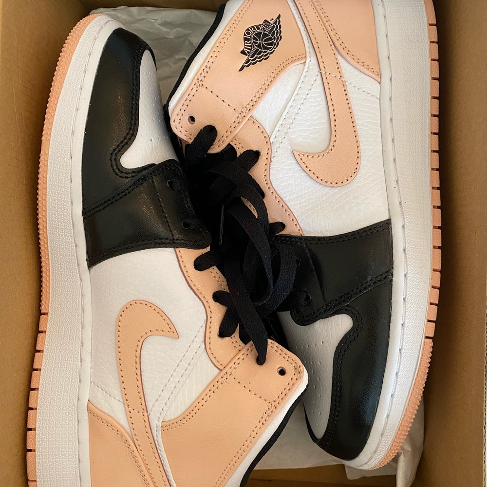 Nike Air Jordan 1 Mid (GS) Size 5.5Y